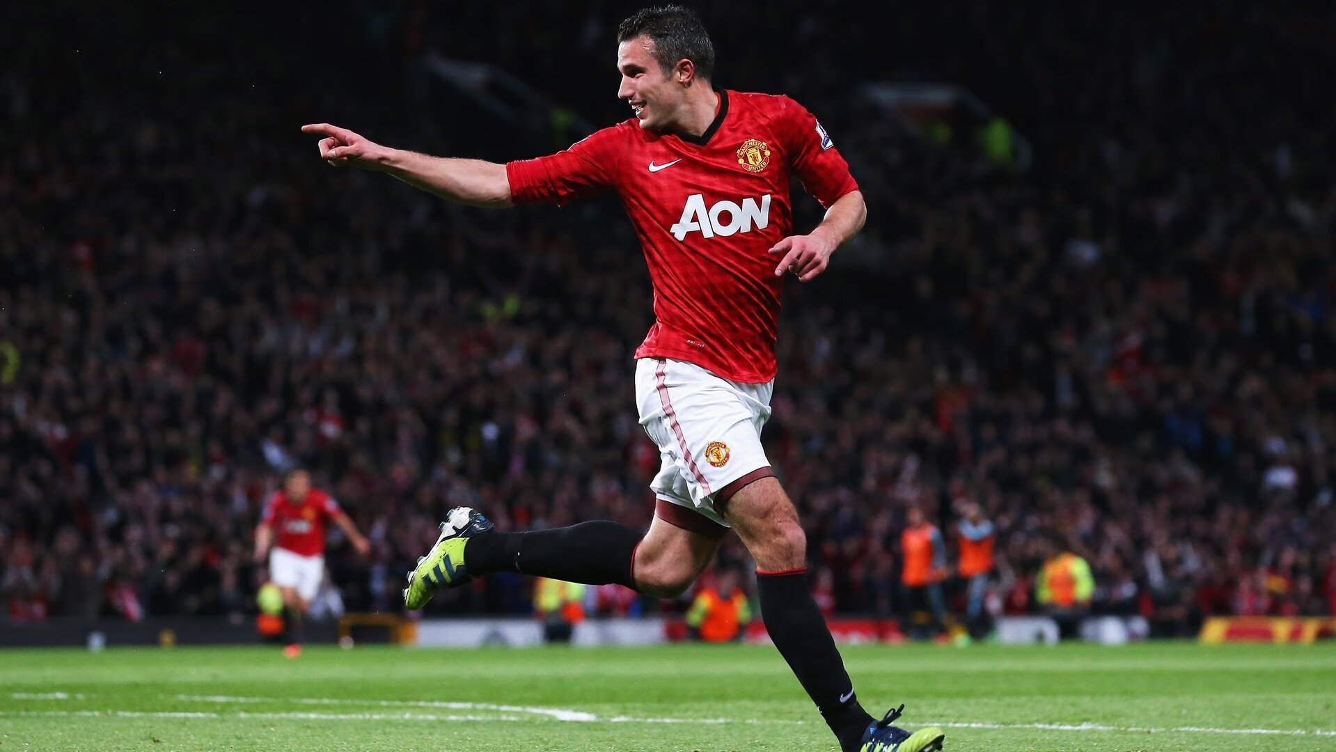 内马尔回归引爆老特拉福德！首秀亮眼助球队挺进下一轮，曼联观众沸腾致敬，内马尔回归首秀点燃梦剧场！助攻晋级+观众致敬巨星