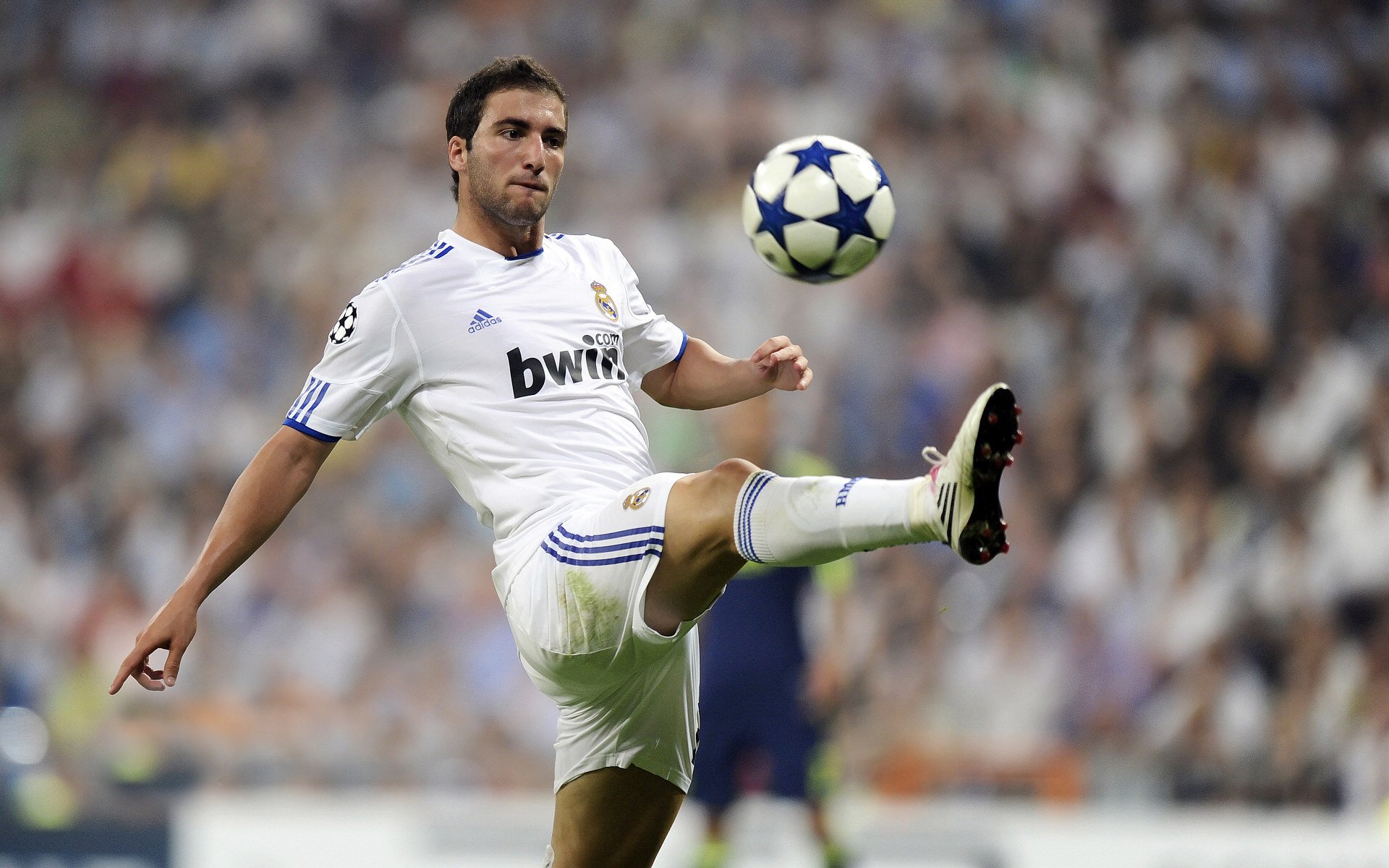 双翼绞杀，当战术奏效时，武磊在窒息中迷失，窒息牢笼，双翼绞杀下武磊的迷失